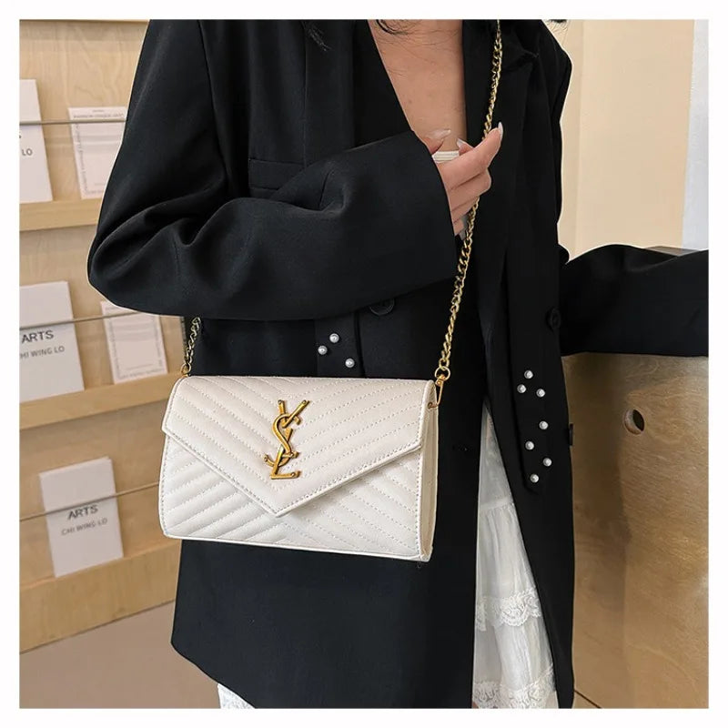 Premium Women's Bags – Elegant Chain Shoulder Bag with Trendy Design – Sophisticated Crossbody Bag for a Timeless Look